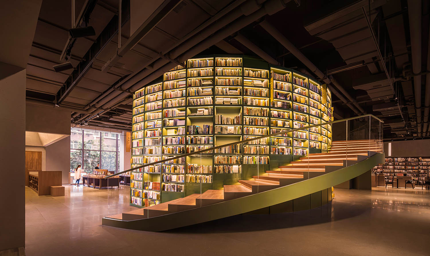 方所书店在伦敦书展全球卓越奖颁奖典礼上获2019年全球年度最佳书店(The Bookstore of The Year Award),成为中国及亚洲首个获此殊荣的书店及文创品牌。继广州、成都、重庆、青岛后,方所选址历史名城西安,并于2020年开业。 方所书店在伦敦书展全球卓越奖颁奖典礼上获2019年全球年度最佳书店(The Bookstore of The Year Award),成为中国及亚洲首个获此殊荣的书店及文创品牌。继广州、成都、重庆、青岛后,方所选址历史名城西安,并于2020年开业。